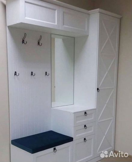 Прихожая с зеркальными дверями