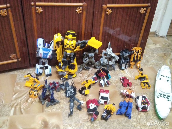 Игрушки для мальчика. Коллекция роботов