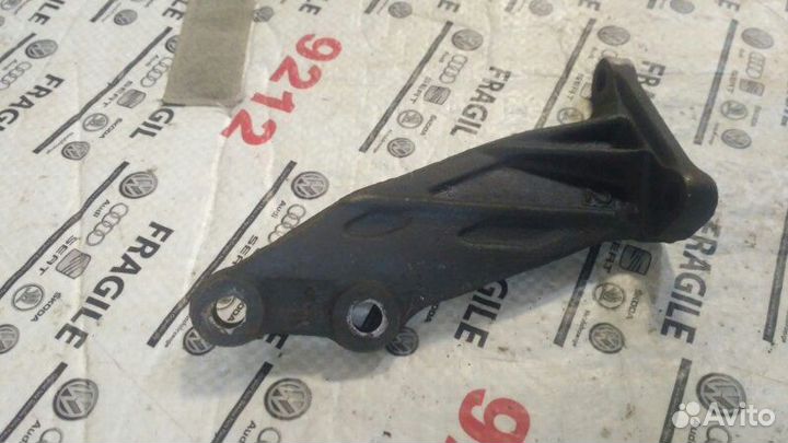 Кронштейн двигателя задний правый Toyota Mark2