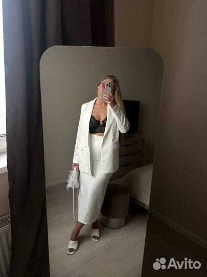 Костюм с юбкой миди и пиджаком белый 42
