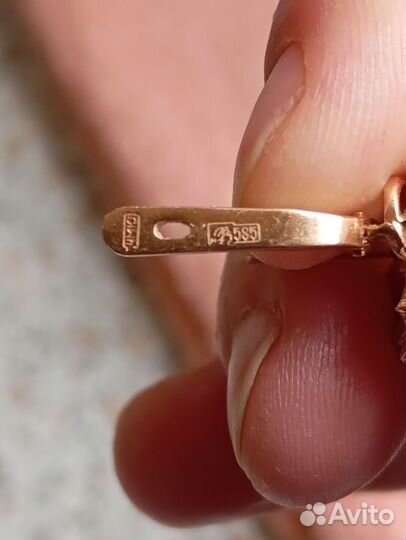 Продам золотые серьги 585