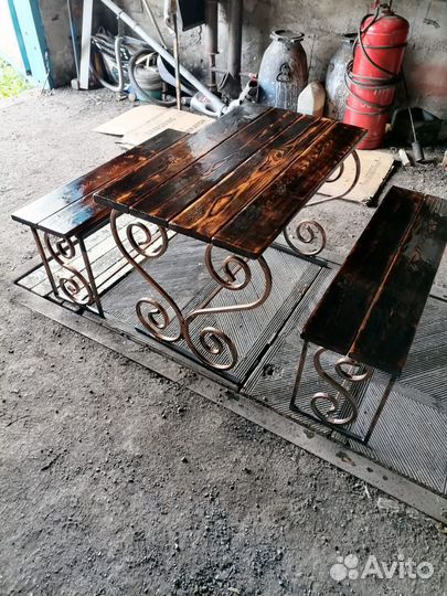 Стол и две лавки