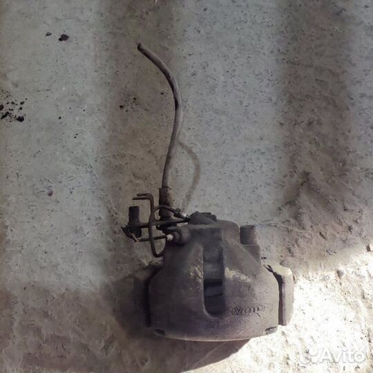 Суппорт тормозной передний левый Audi A6 BDW 2004