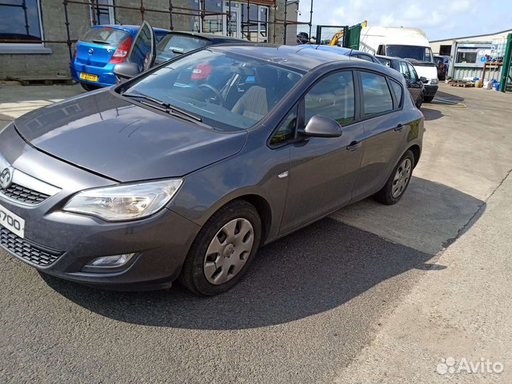 Полка багажника opel astra J 2011