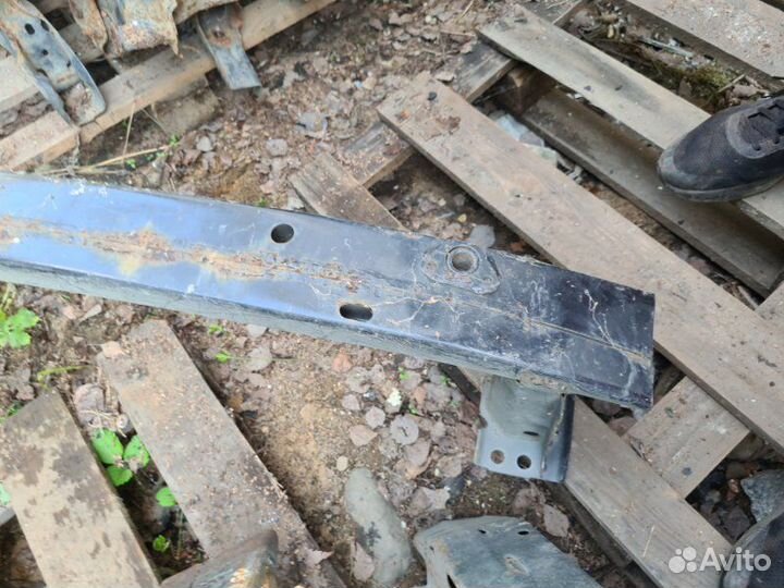 Усилитель бампера передний Toyota Corolla E150 1.6