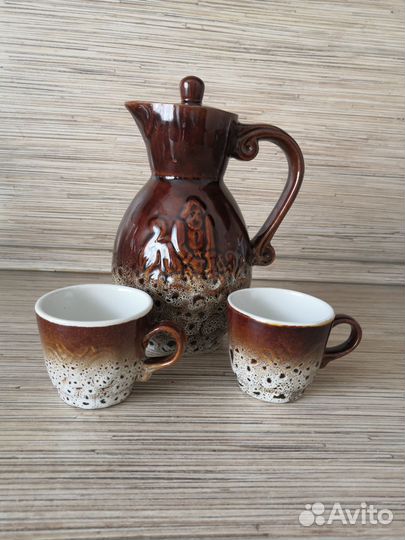 Глиняный кувшин с кружками