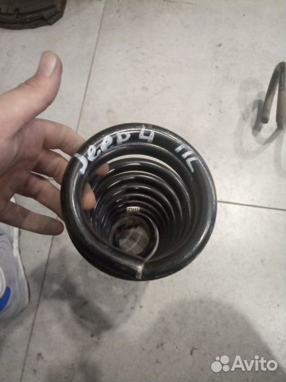 Пружина передняя левая Jeep Grand Cherokee WK2