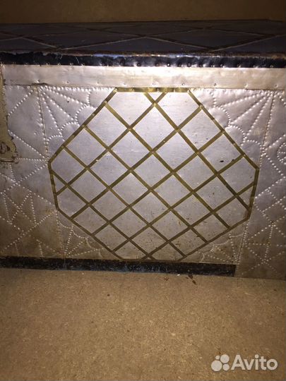 Деревянный старинный сундук в железной оправе