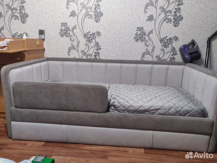 Мягкая кровать двухцветная