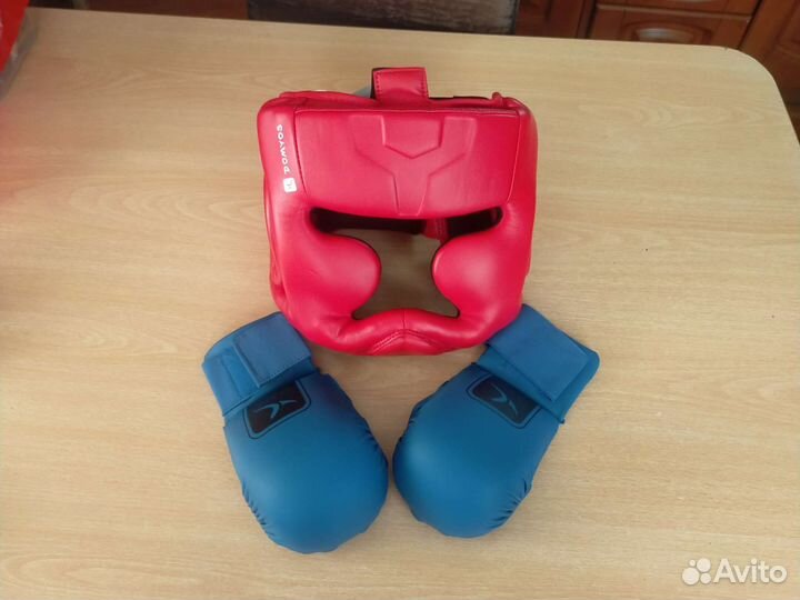 Боксерские перчатки и шлем