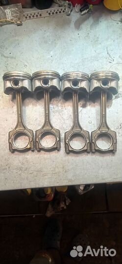 Поршни с шатунами двигателя Honda R18A2, R18a