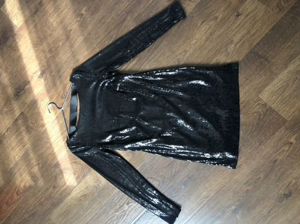 Расшитое пайетками чёрное платье с открытой спиной