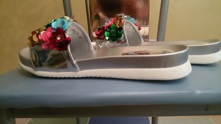 Яркая и удобная летняя обувь