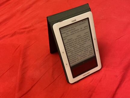 Электронная книга Nook с чехлом