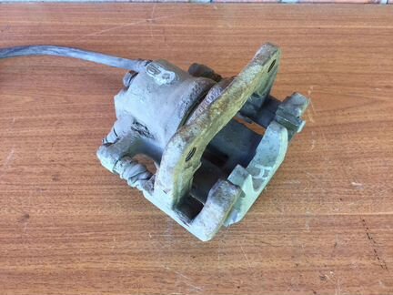 Суппорт задний правый Toyota RAV4 30