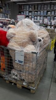 Огромный плюшевый медведь