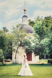 Свадебное платье с фатой цвета айвори