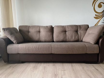 Прямой диван с кожаными подлокотниками