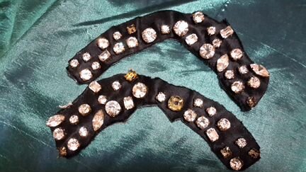 Кристаллы сваровски в цапах разные пришивные светл