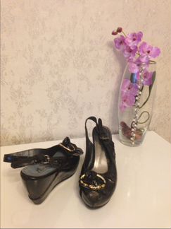 Босоножки лаковые