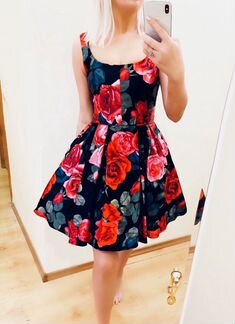 Крутое пышное платье в розы Betsy Adam S