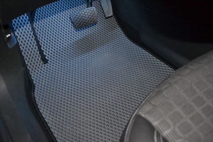 Новые коврики в салон Mitsubishi Carisma