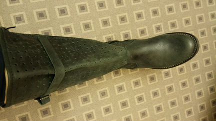 Новые кожаные сапоги