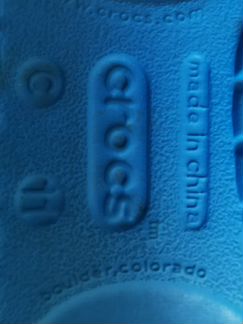 Сандалии Crocs со светящимися акулами