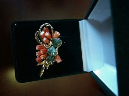 Брошь с нефритом и кораллами