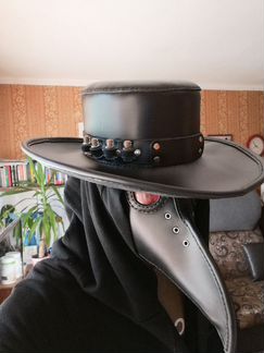 Маска чумного доктора и шляпа