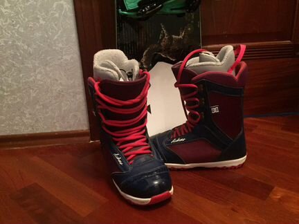 Сноуборд с креплениями и ботинками