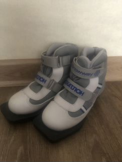 Лыжные ботинки с лыжами