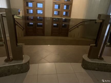 Турникет со створкой из закаленного стекла