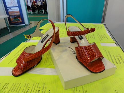 Красные босоножки от Bally из кожи змеи. Новые