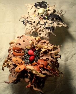 Украшение-брошь. кожа