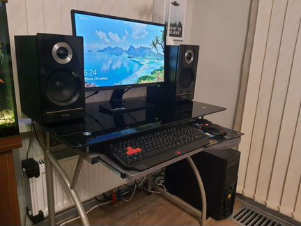 Компьютер в комплекте с монитором и звуком