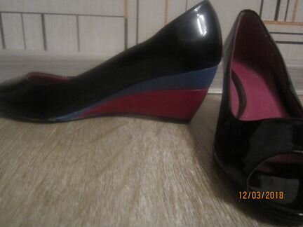 Туфи лакированные на не высокой танкетке