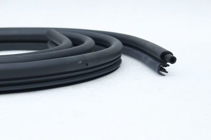 Уплотнитель двери передней правой Ford Connect