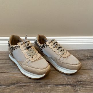 Женские кроссовки