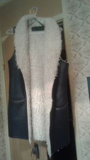 Жилетка с искусственным мехом бренда Зара