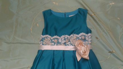 Новое нарядное платье р. 140